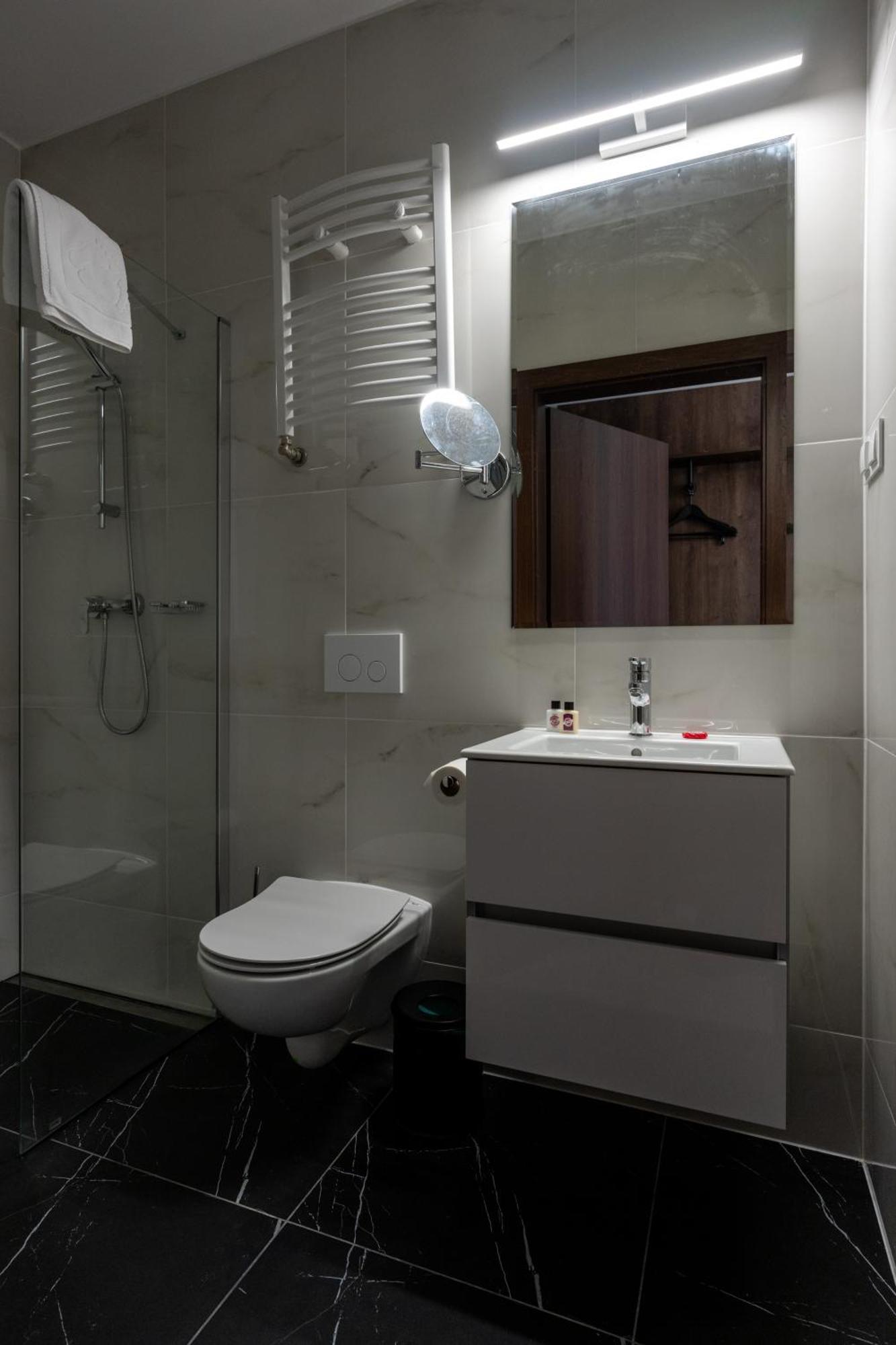 Bed and breakfast Sleep&Fly Okecie Warsaw Airport Extérieur photo