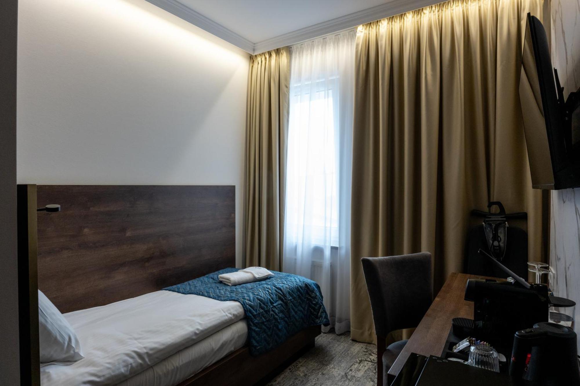 Bed and breakfast Sleep&Fly Okecie Warsaw Airport Extérieur photo