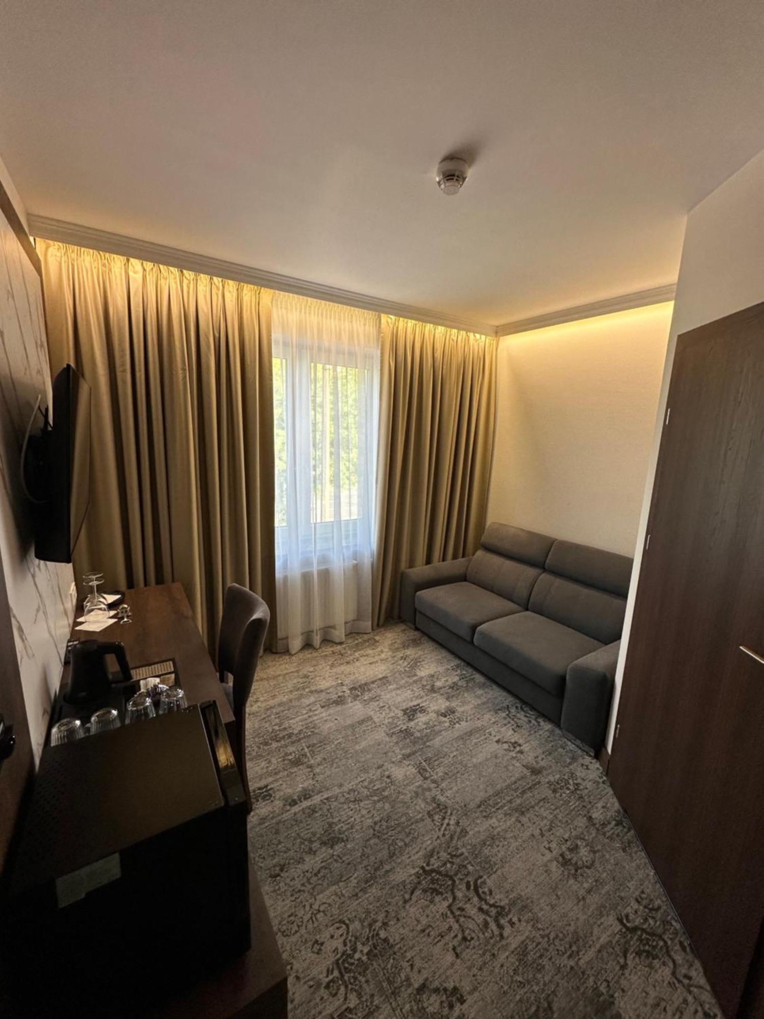 Bed and breakfast Sleep&Fly Okecie Warsaw Airport Extérieur photo